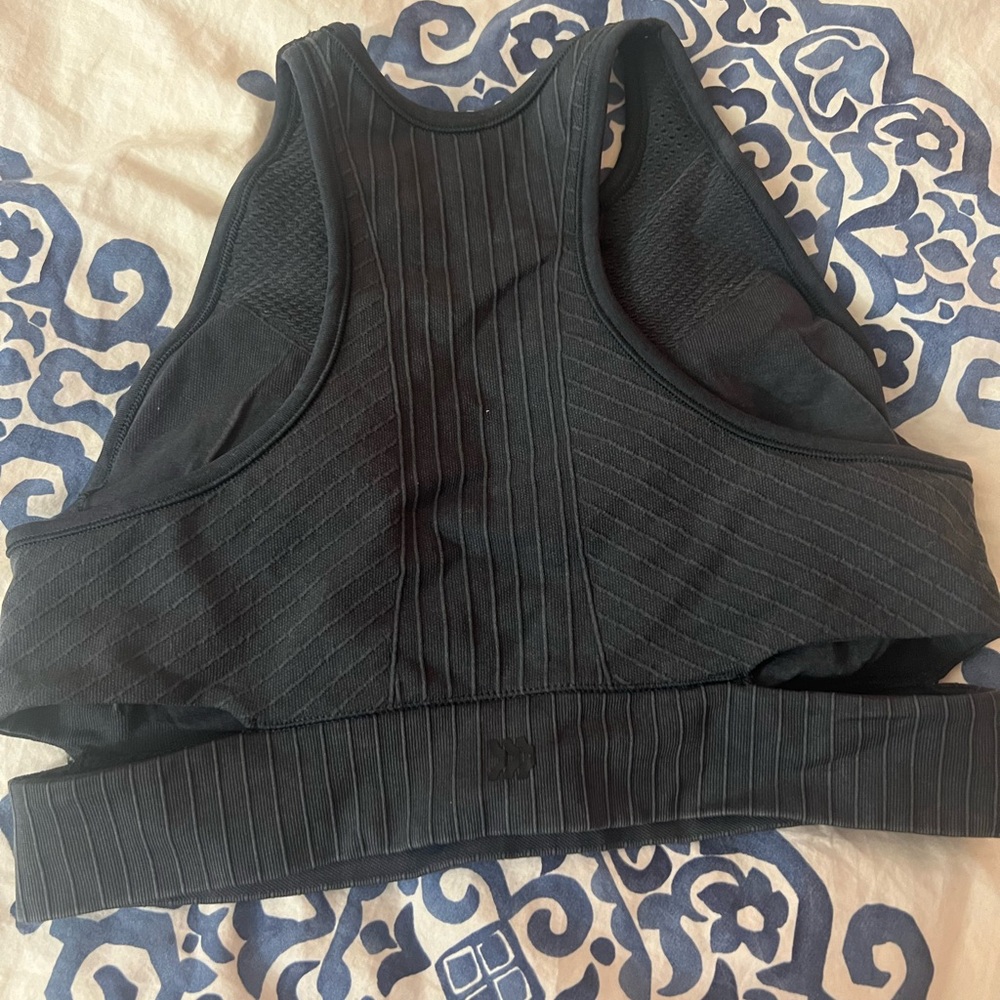Sport bra size M in excellent condition